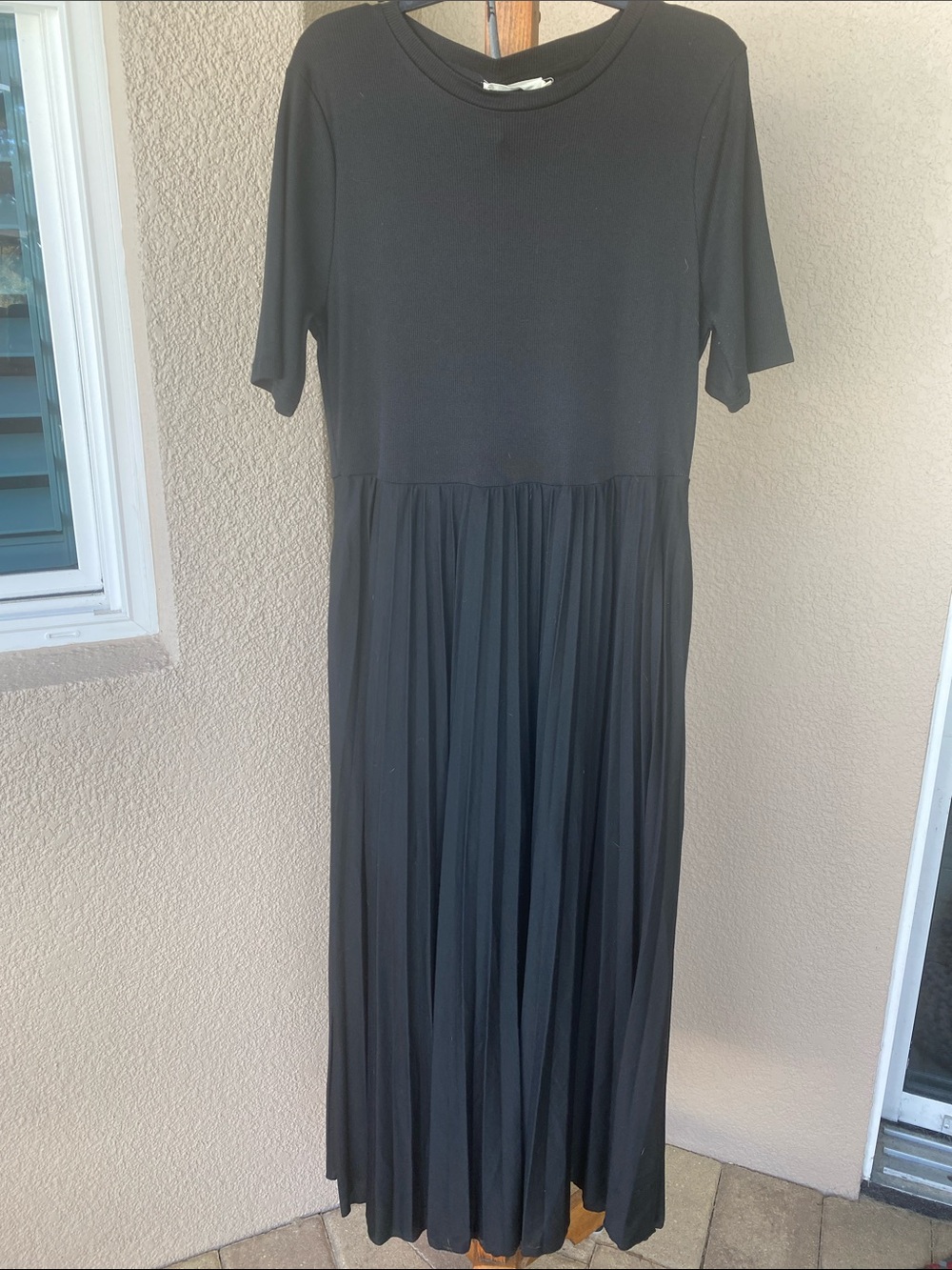 Women's Black Pleated Maxi Dress - Classic Short Sleeve